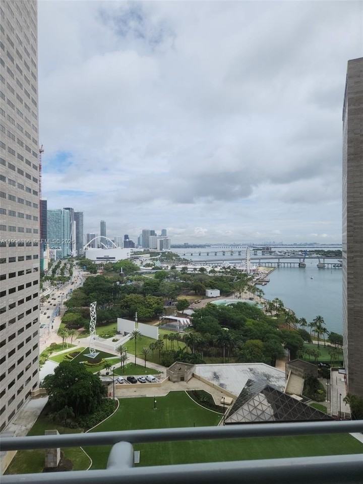325 S Biscayne Blvd #2220 - Photo 6 of 37