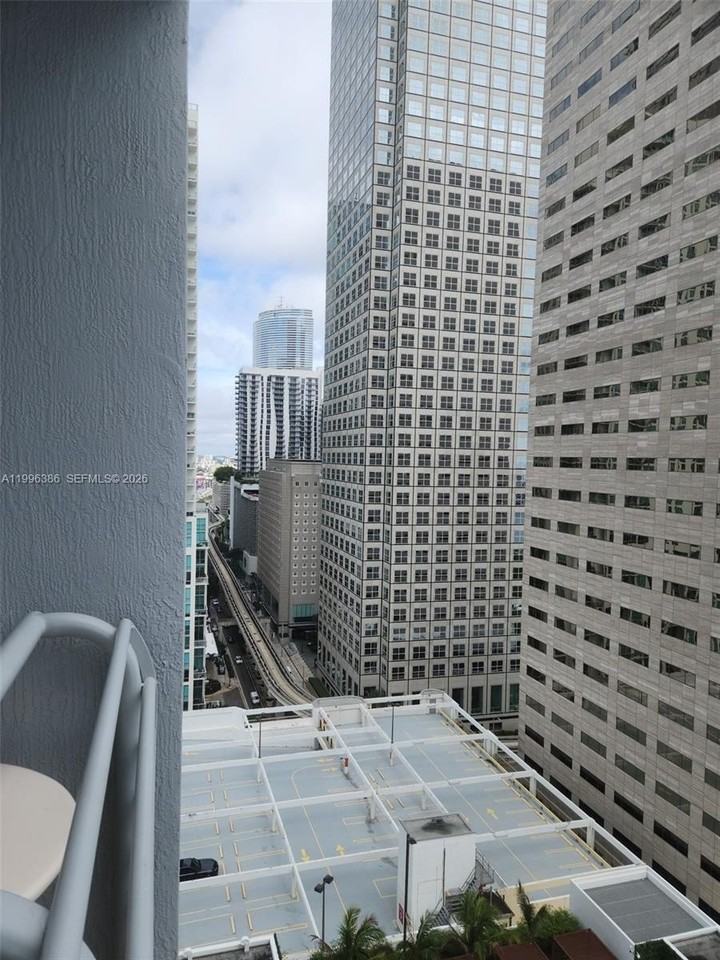 325 S Biscayne Blvd #2220 - Photo 7 of 37