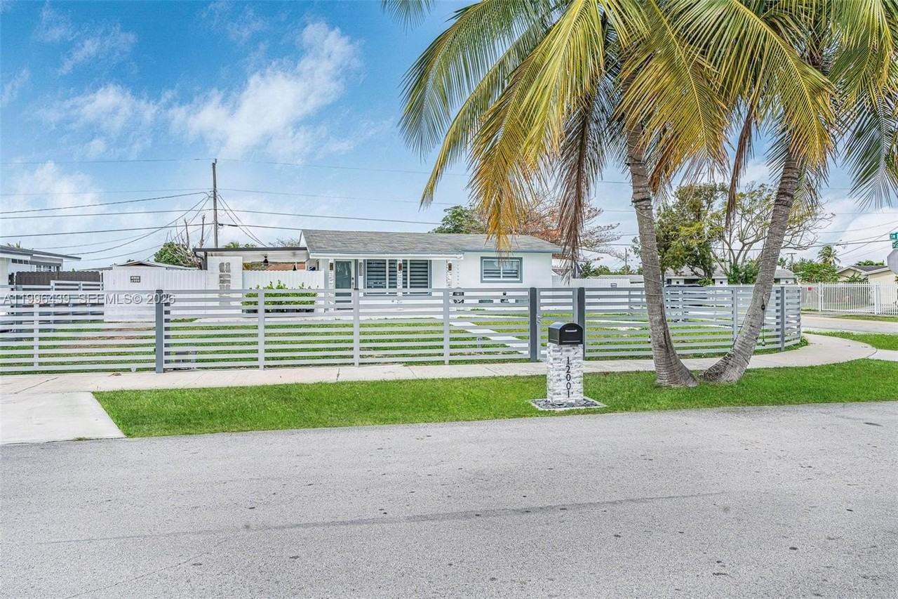 12001 Sw 176th Ter - Photo 2 of 30