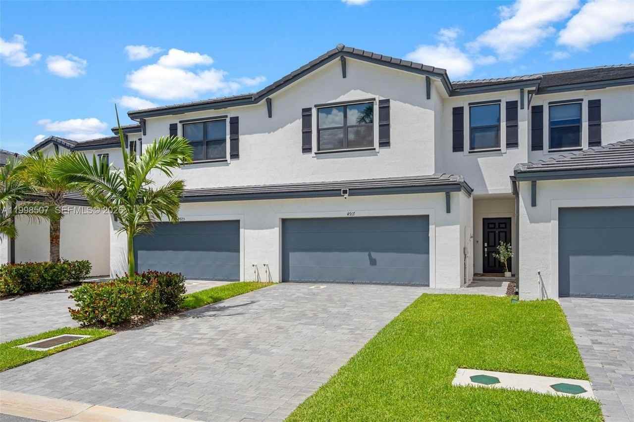 4917 Oakmont Dr - Photo 2 of 48