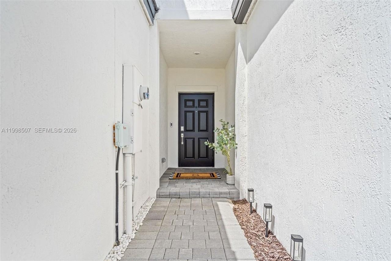 4917 Oakmont Dr - Photo 3 of 48