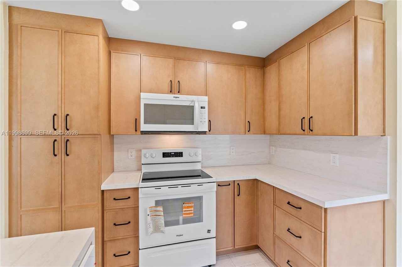 9081 Lake Park Cir N - Photo 5 of 31