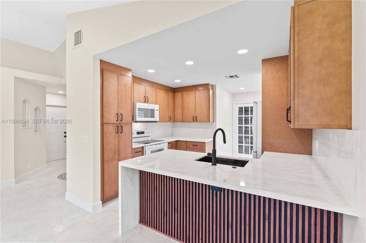 9081 Lake Park Cir N - Photo 6 of 31