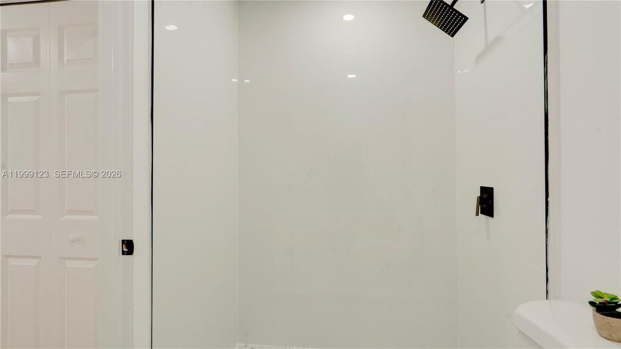 2736 Nw 21st Ave - Photo 5 of 50