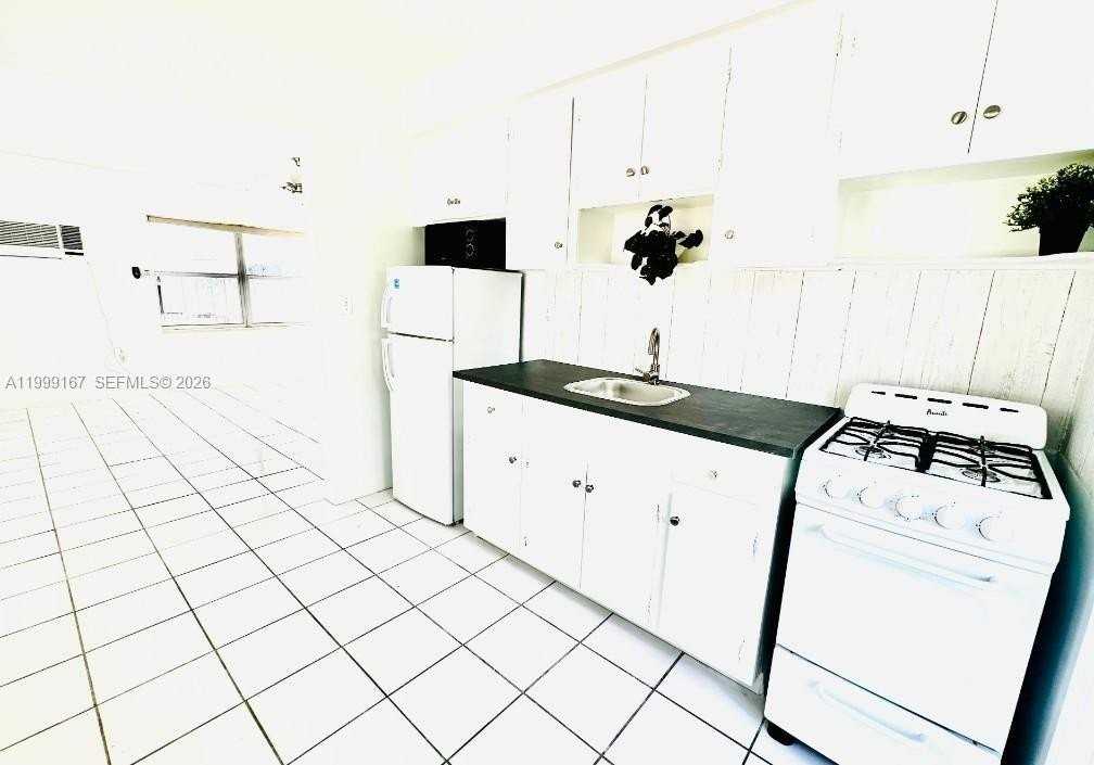 1004 N 16th Ave #1 - Photo 3 of 14