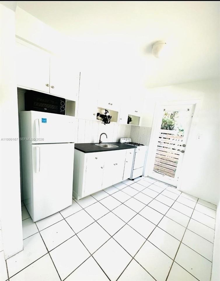 1004 N 16th Ave #1 - Photo 4 of 14