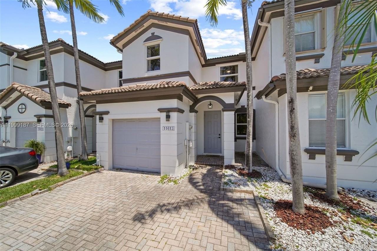 11613 Nw 78th St #11613 - Photo 2 of 34