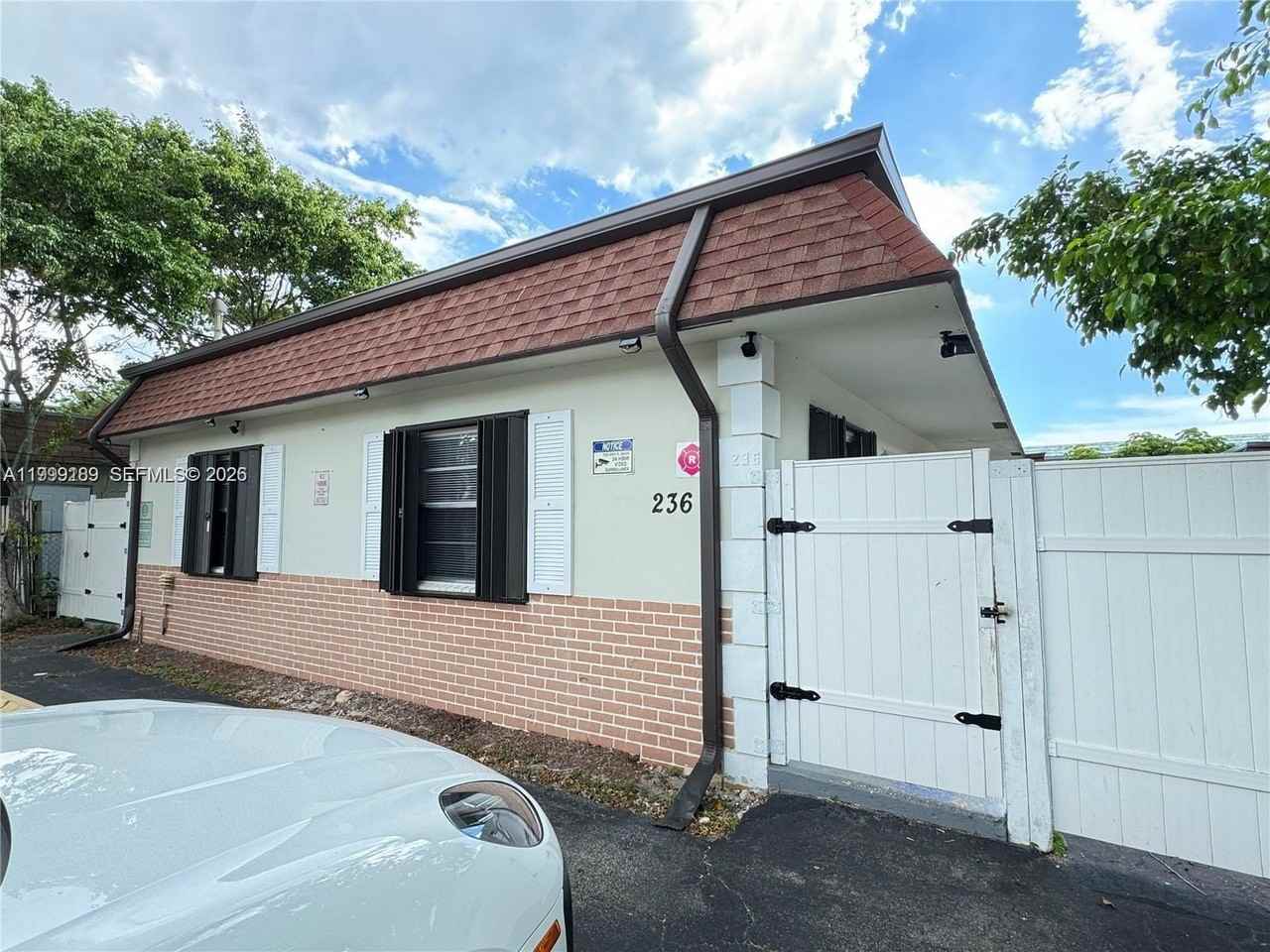 236 Se 9th Ave #1 - Photo 2 of 9