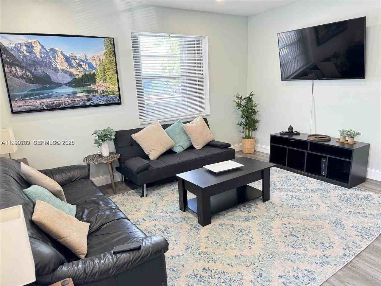 236 Se 9th Ave #1 - Photo 4 of 9