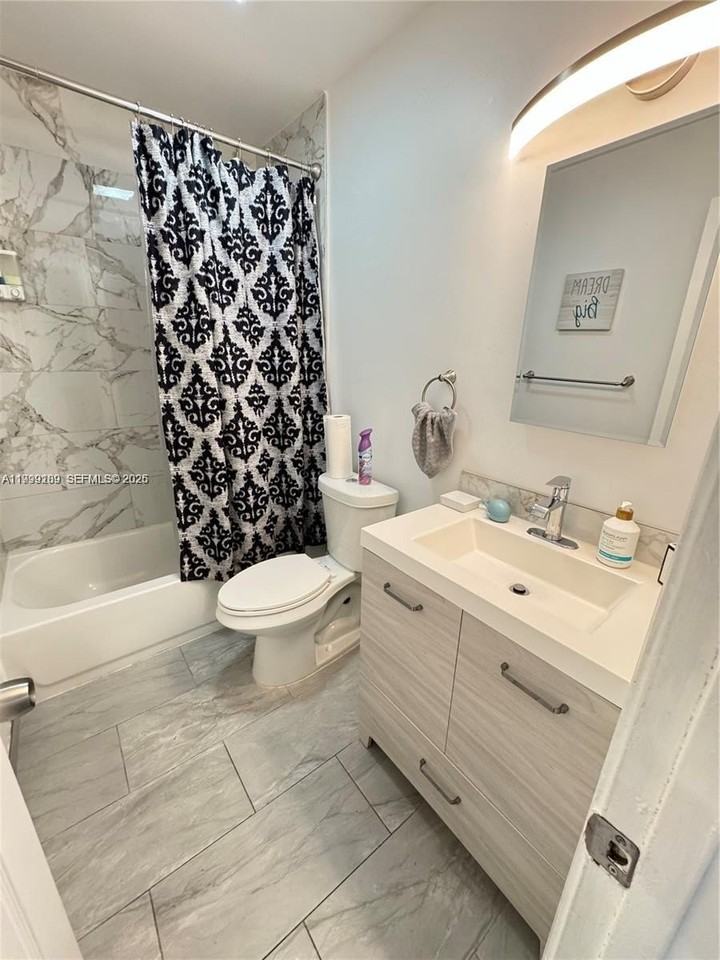 236 Se 9th Ave #1 - Photo 6 of 9