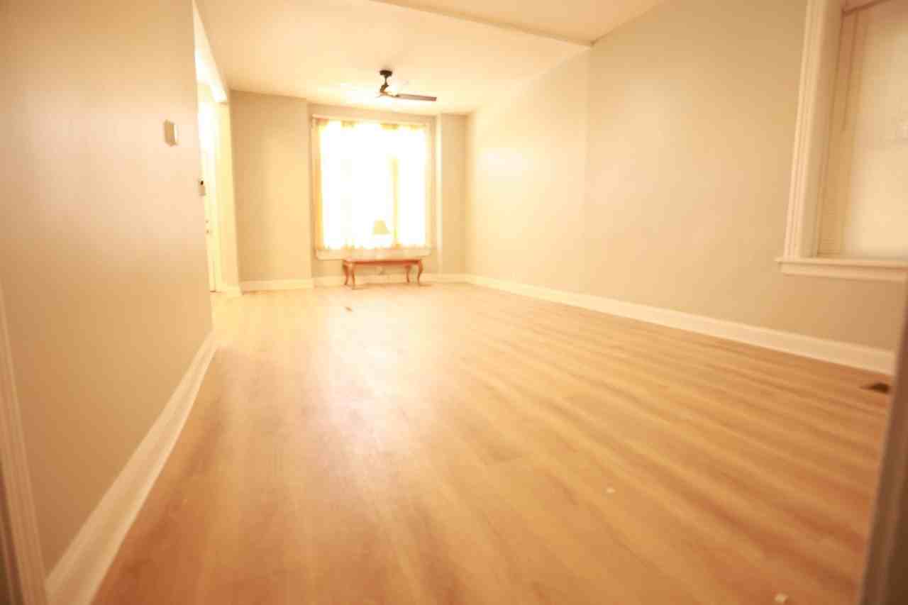 637 W 59th St - Photo 3 of 15