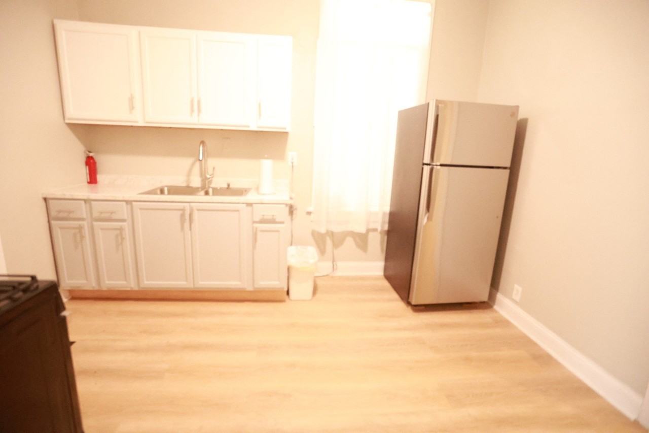 637 W 59th St - Photo 5 of 15