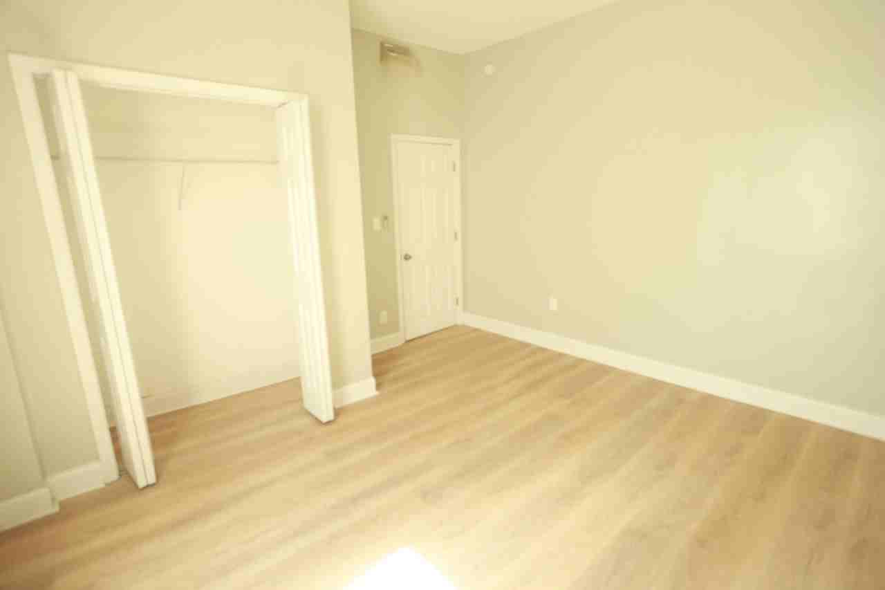 637 W 59th St - Photo 7 of 15