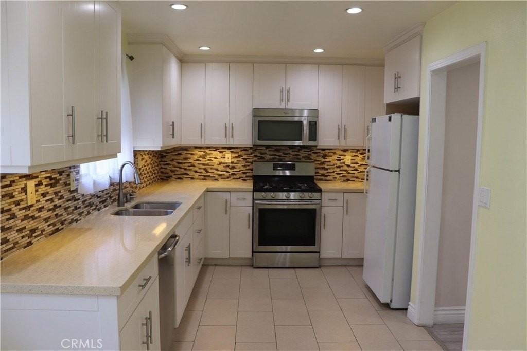 13243 Vanowen St #5 - Photo 6 of 22