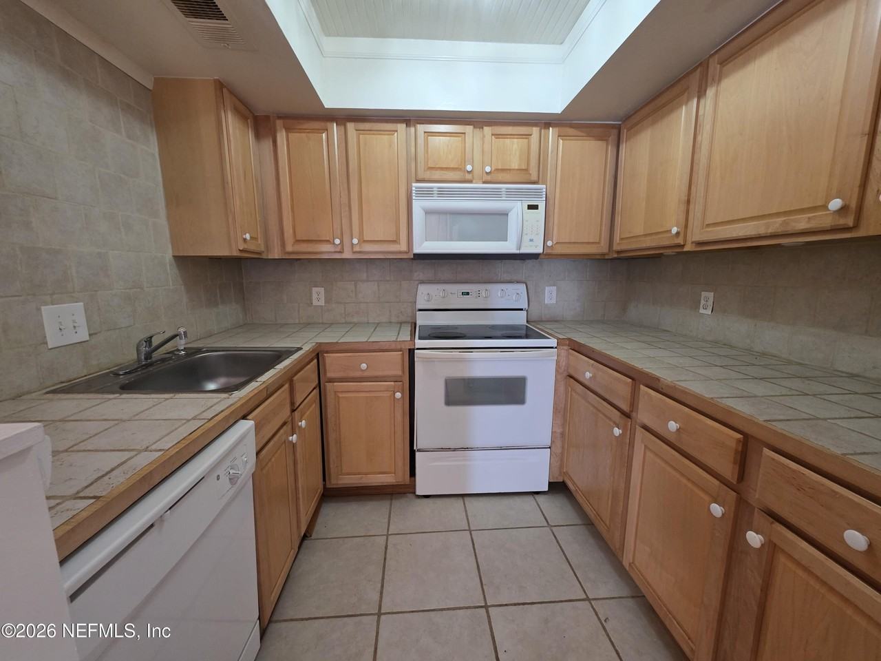 1603 Challenger Ct W #1603 - Photo 4 of 28