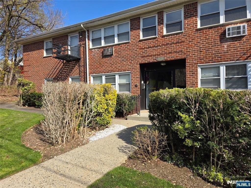 1628 Valley St Apt 2a - Photo 3 of 24