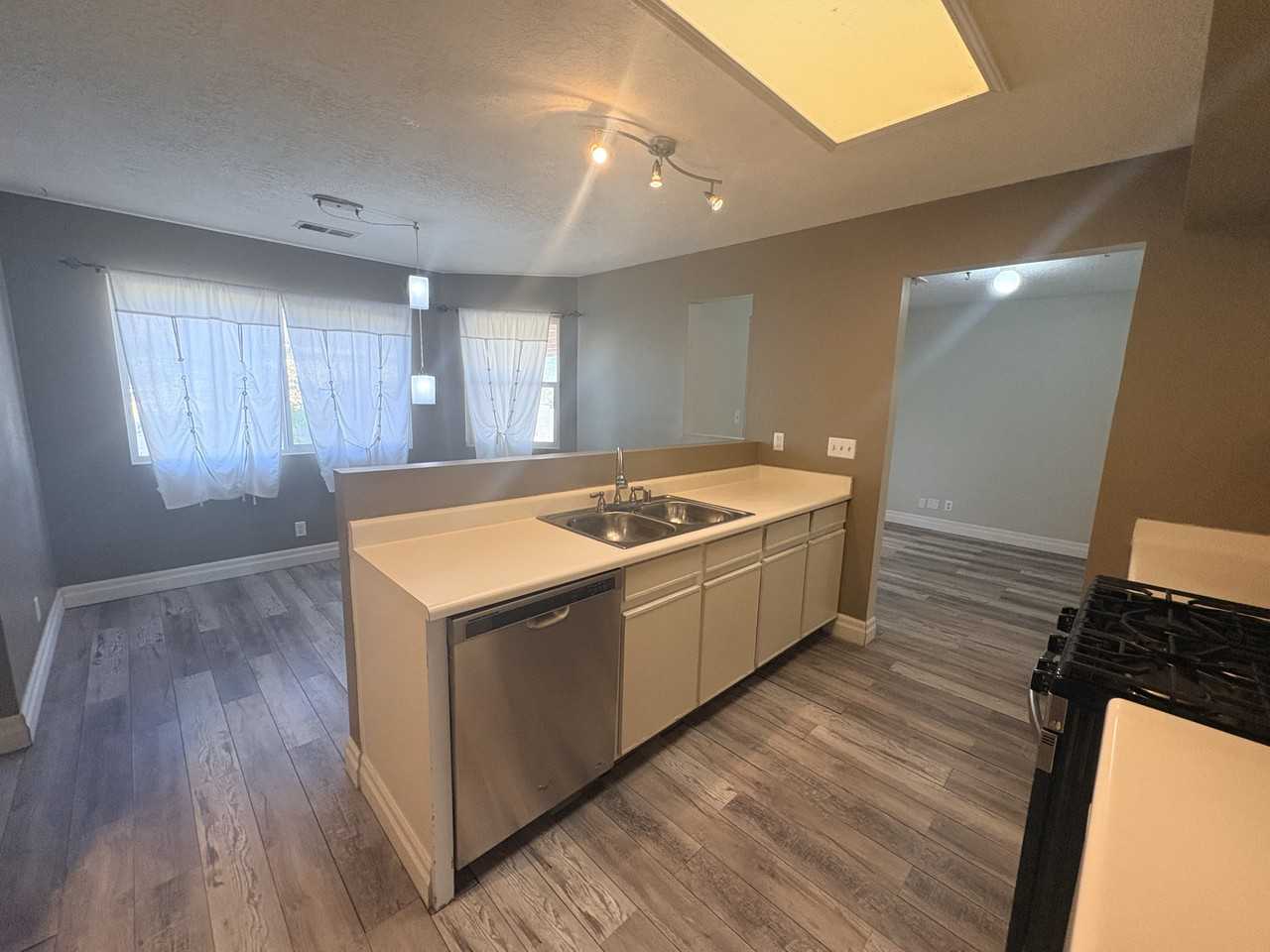 4049 Montreal Loop Ne #1 - Photo 5 of 19