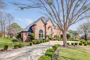 featured image of 911 Turnberry Ln