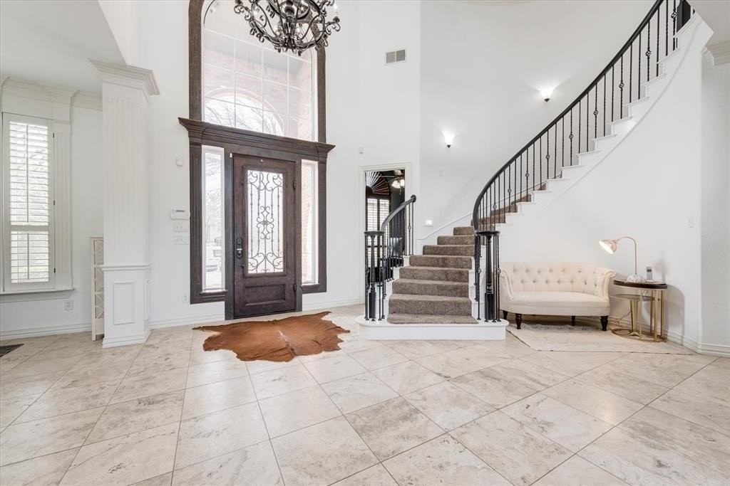 911 Turnberry Ln - Photo 3 of 38