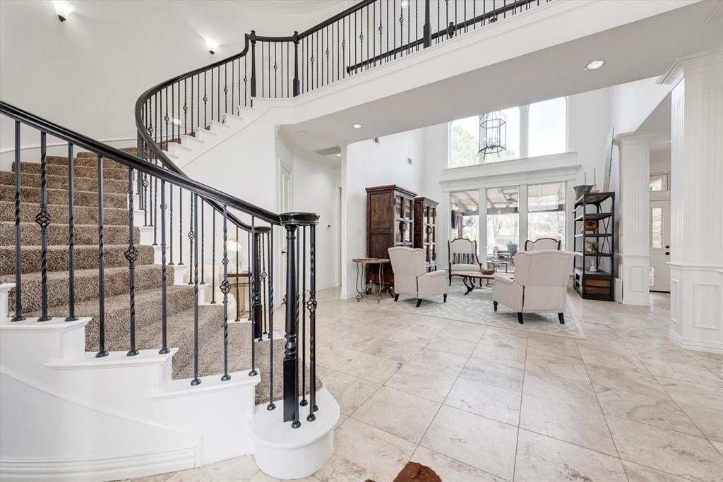 911 Turnberry Ln - Photo 4 of 38