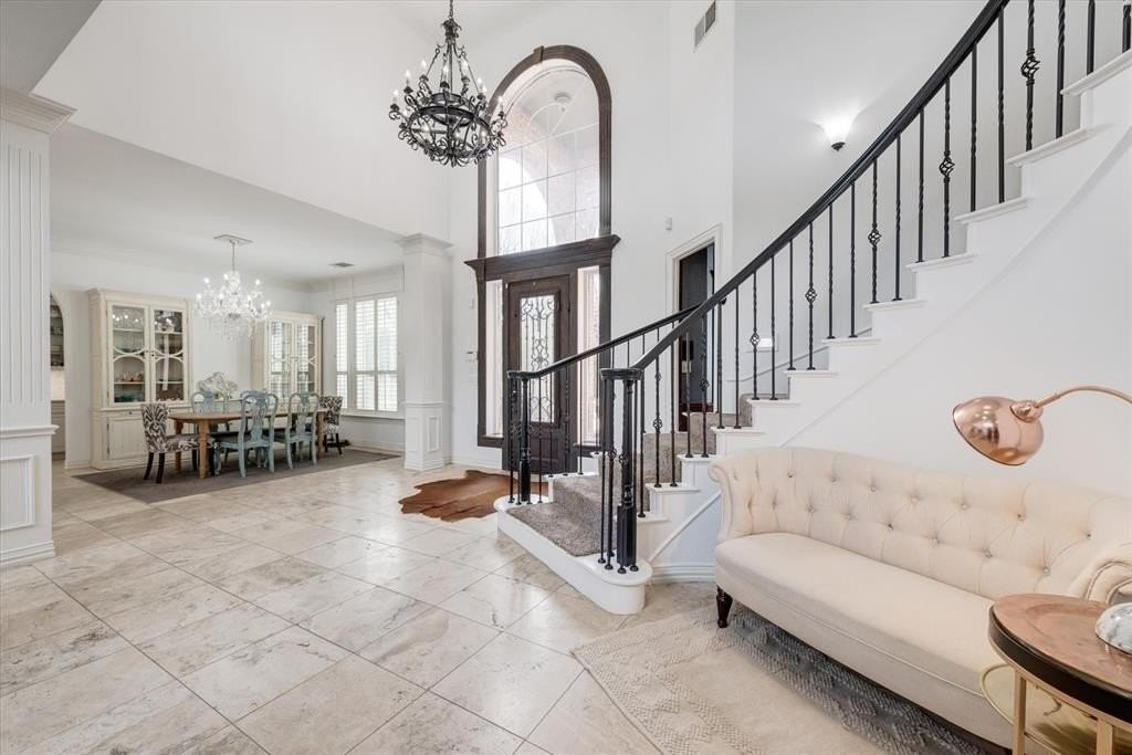 911 Turnberry Ln - Photo 5 of 38