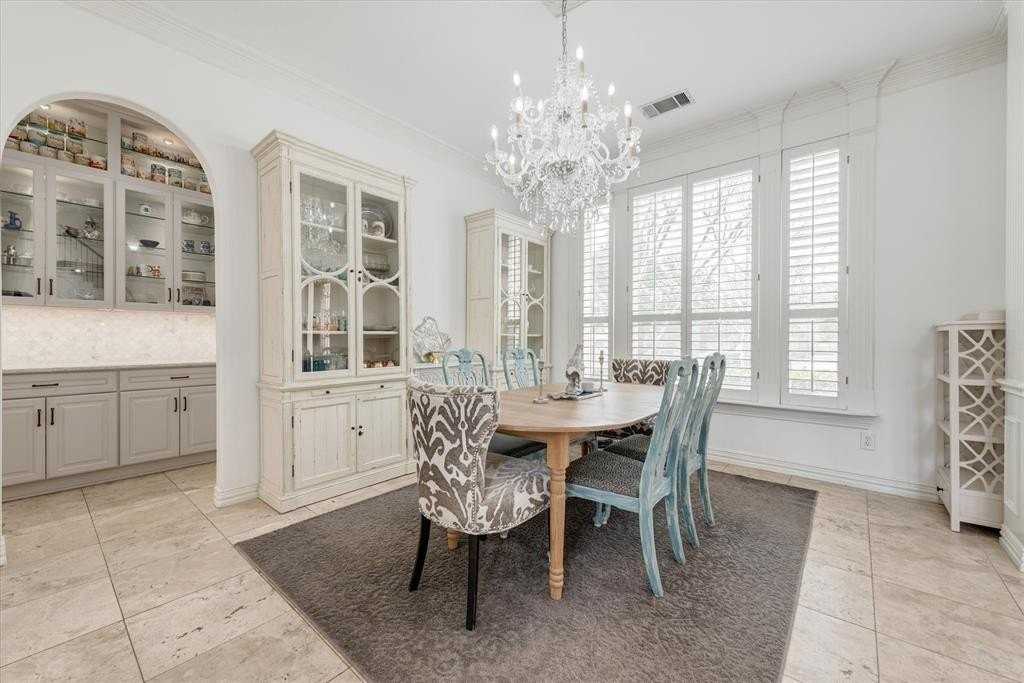 911 Turnberry Ln - Photo 6 of 38