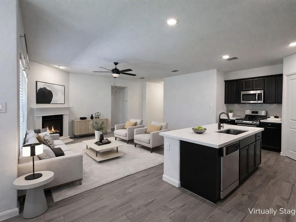 1302 Deerfield Dr - Photo 4 of 16