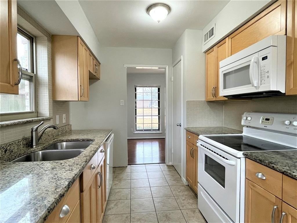 1703 Greenhaven Dr - Photo 7 of 17