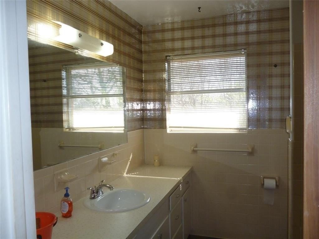 1121 Patricia Dr - Photo 6 of 8