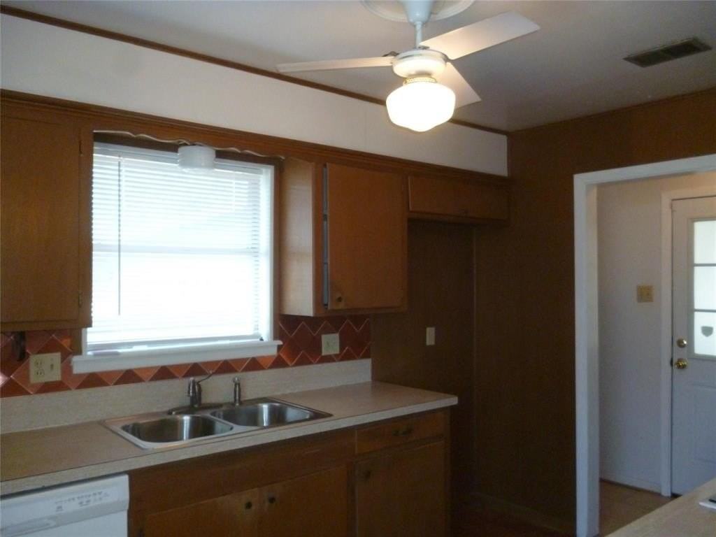 1121 Patricia Dr - Photo 7 of 8