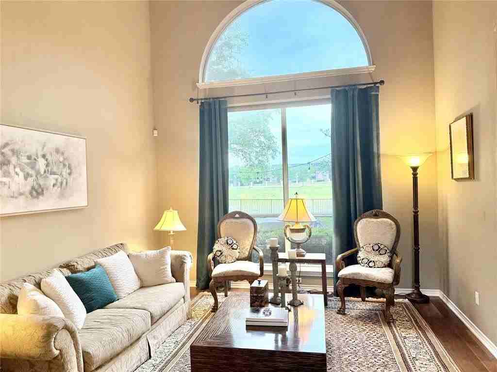 1327 Barrington Dr - Photo 4 of 24