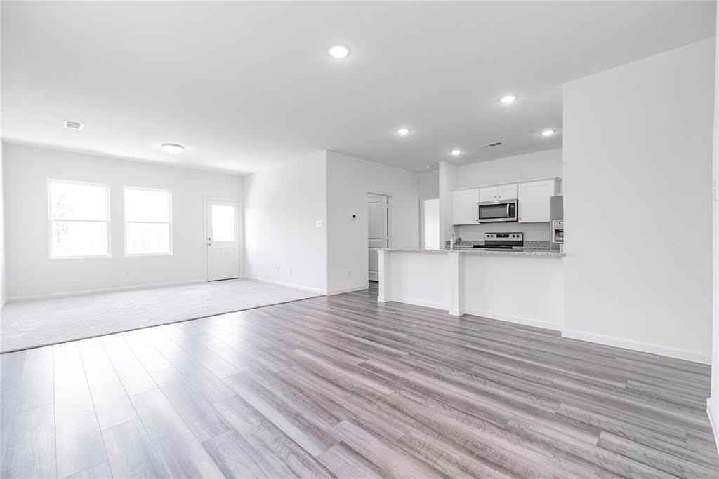 772 Wellington Dr - Photo 4 of 35