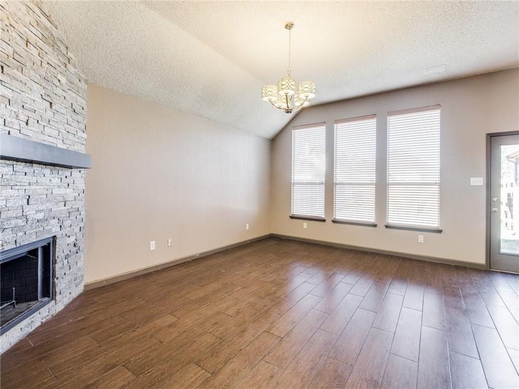 1521 Broadmoor Dr - Photo 4 of 16