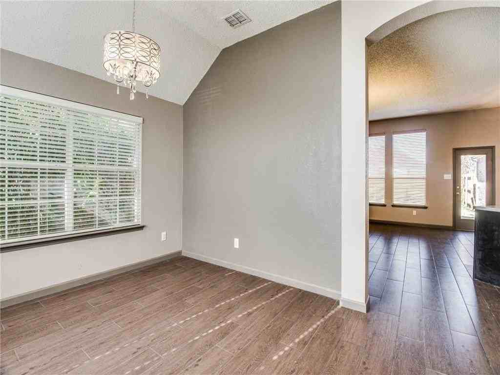 1521 Broadmoor Dr - Photo 5 of 16