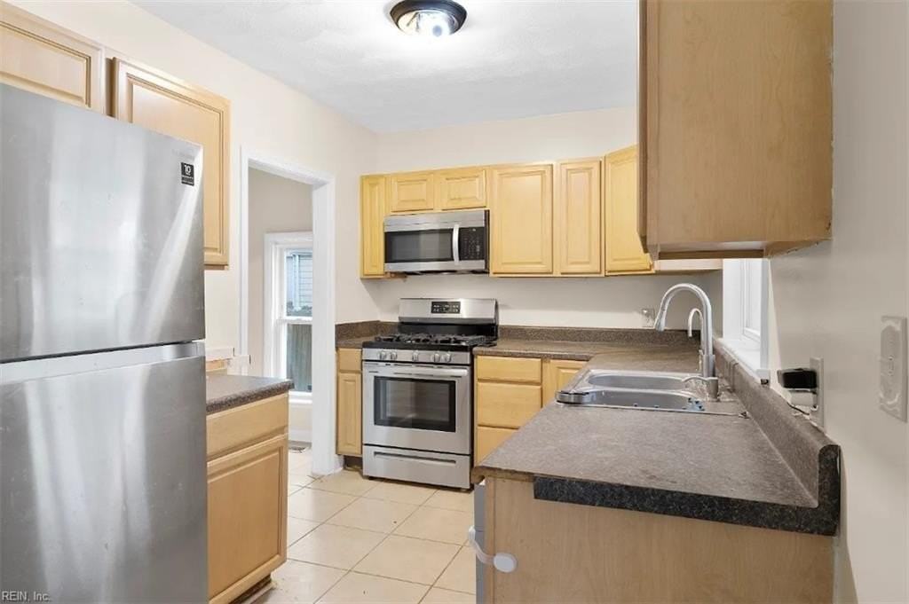 6261 Alexander St - Photo 7 of 19