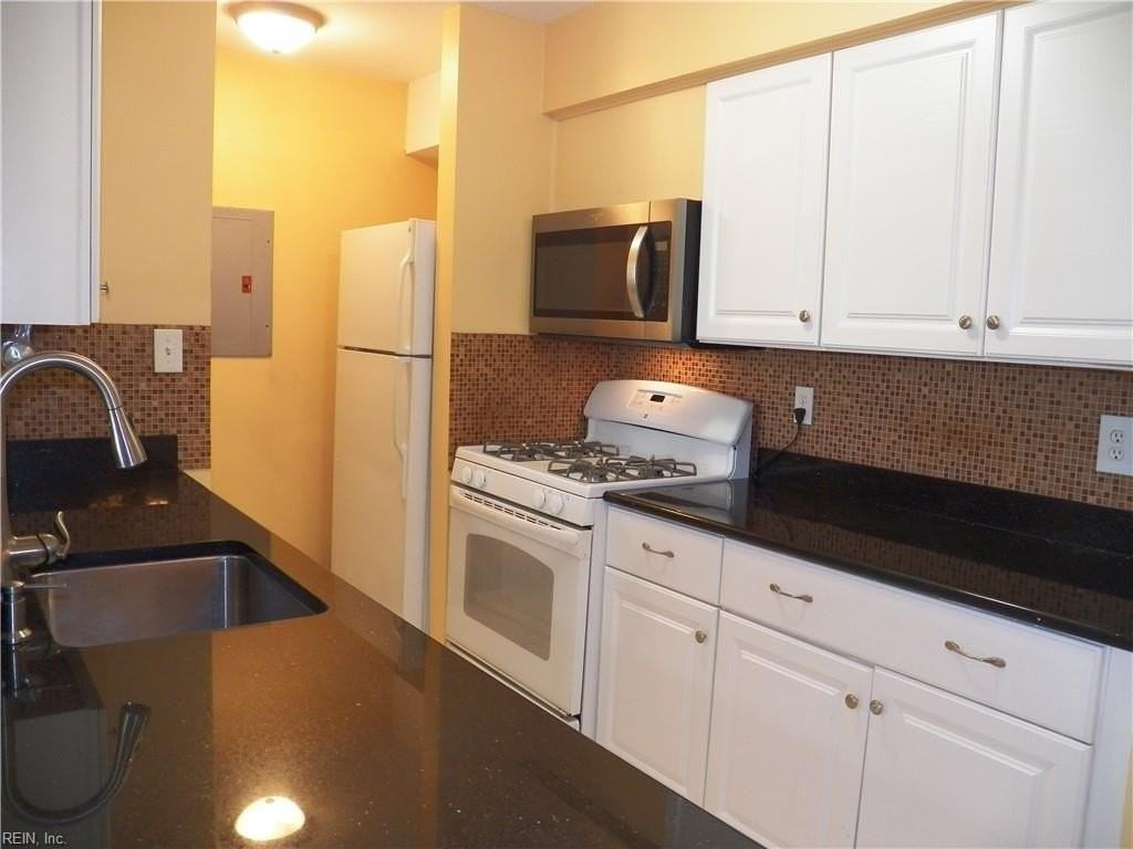 12663 Daybreak Cir - Photo 7 of 39