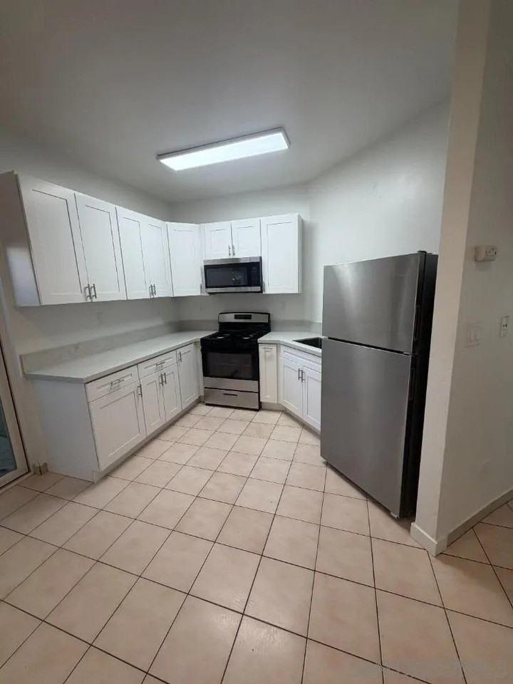 350 E Washington Ave Apt B - Photo 2 of 7