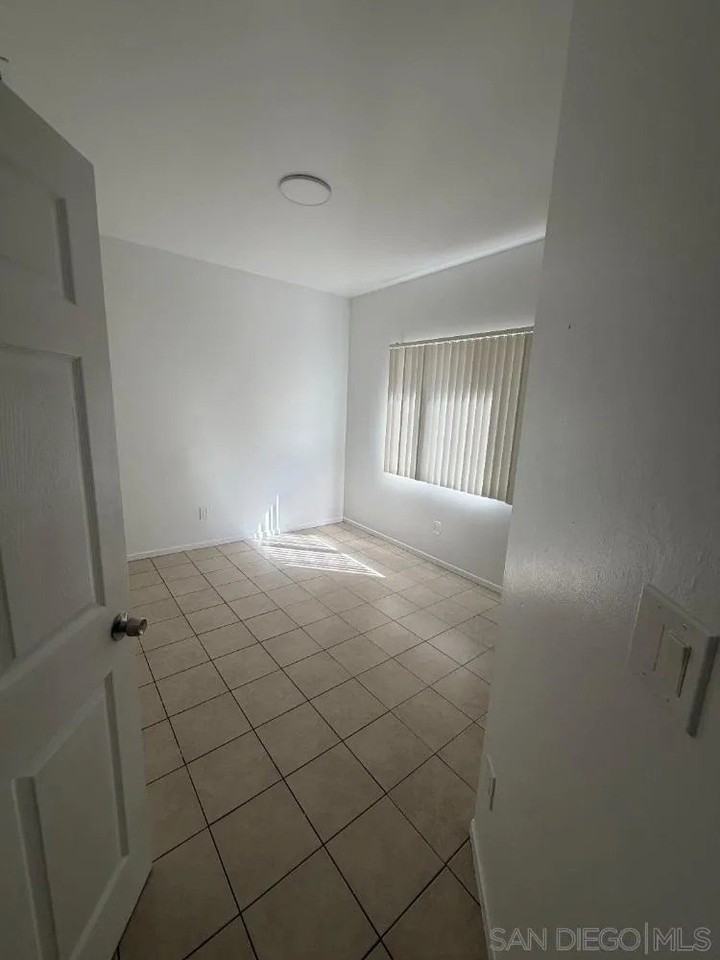 350 E Washington Ave Apt B - Photo 5 of 7