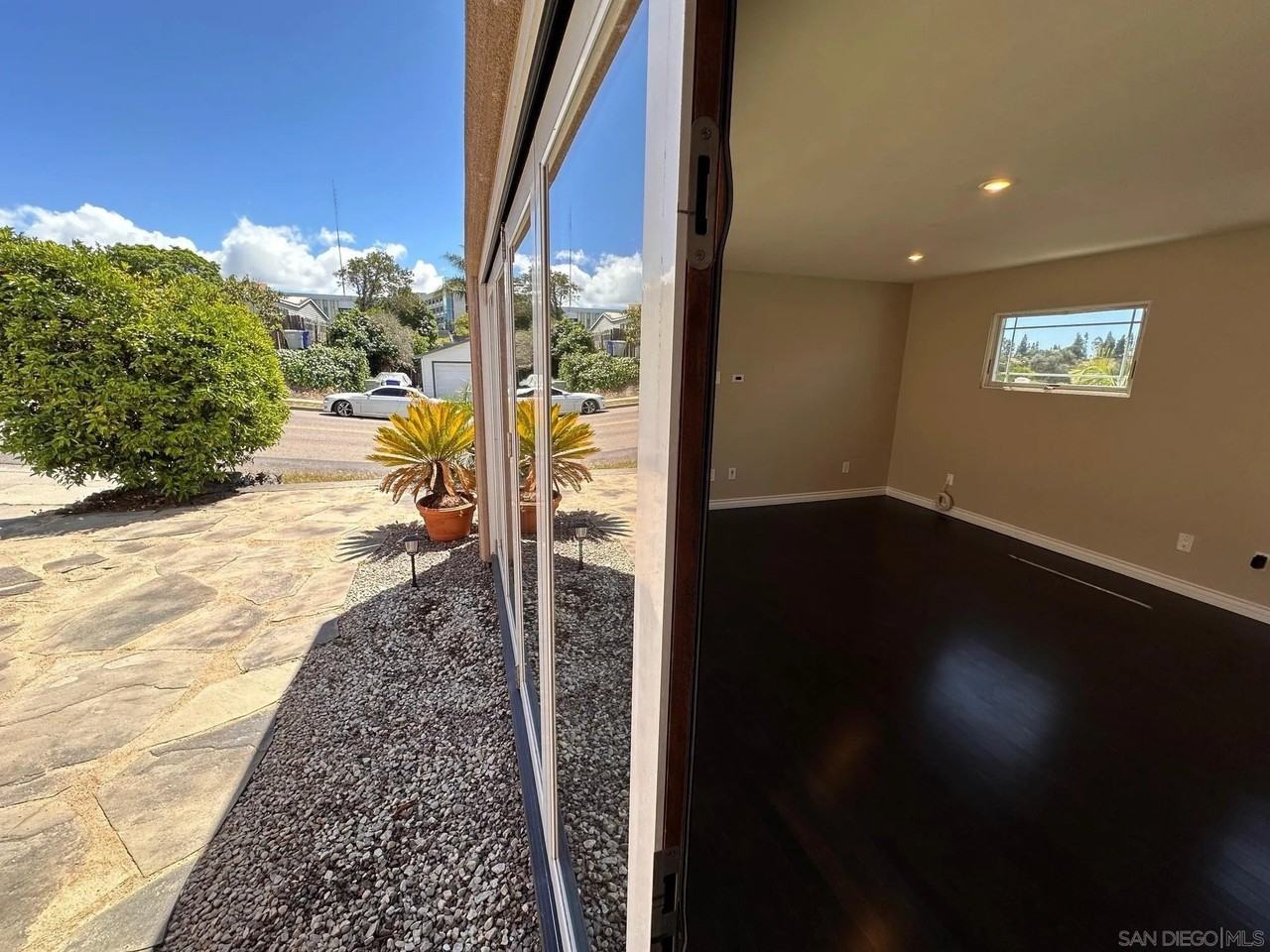 6940 Beagle St - Photo 4 of 50