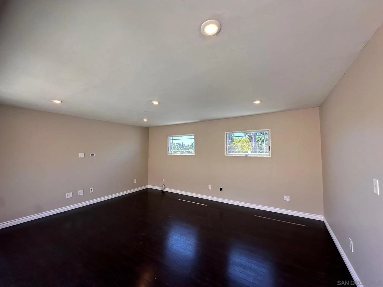 6940 Beagle St - Photo 5 of 50