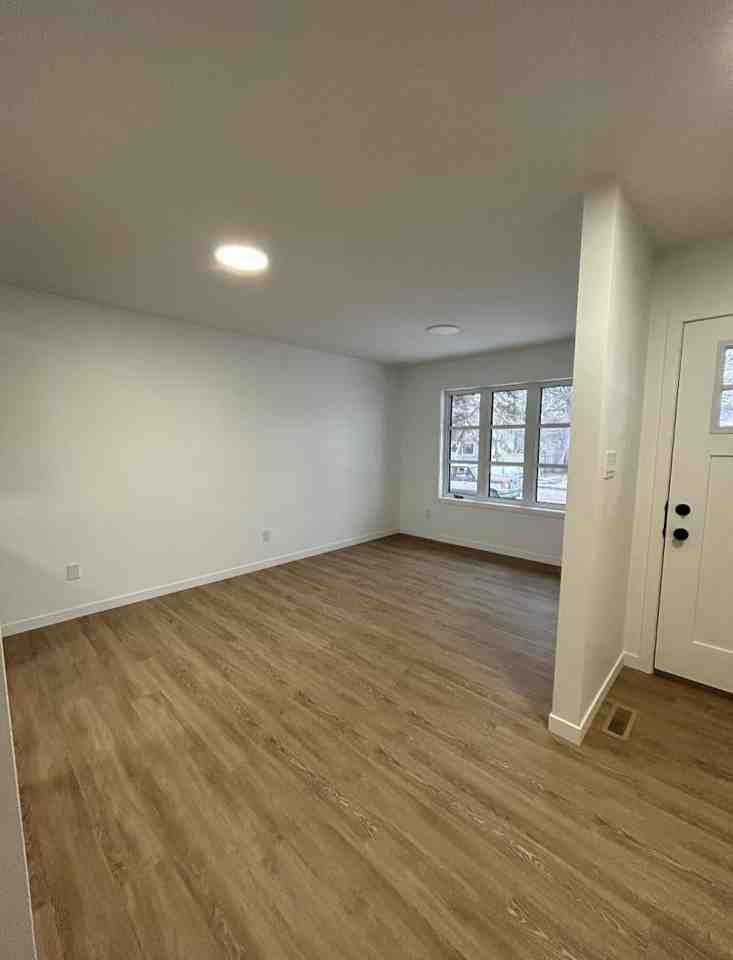 764 Athol St - Photo 3 of 10