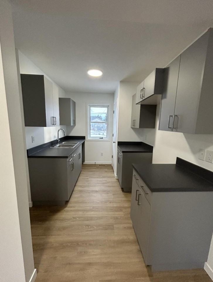 764 Athol St - Photo 4 of 10