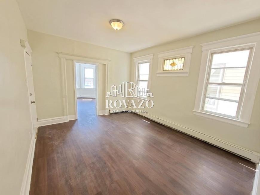 525 21st St - Photo 4 of 9