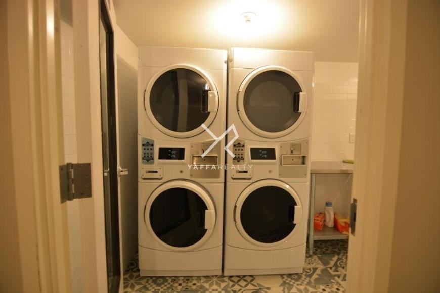 1043 Bedford Ave - Photo 5 of 10