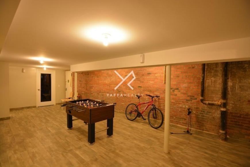 1043 Bedford Ave - Photo 6 of 10