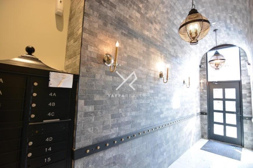 1043 Bedford Ave - Photo 7 of 10