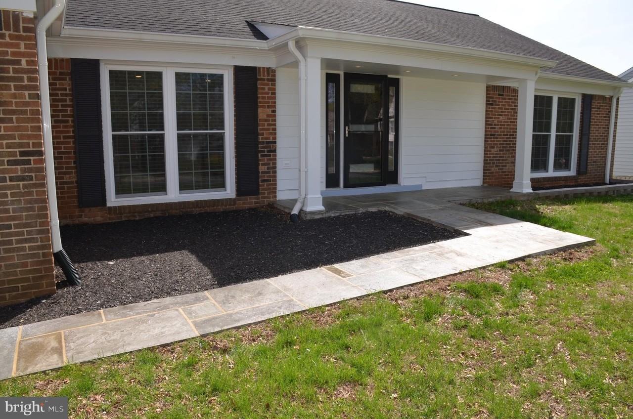 9012 Paddock Ln - Photo 3 of 50