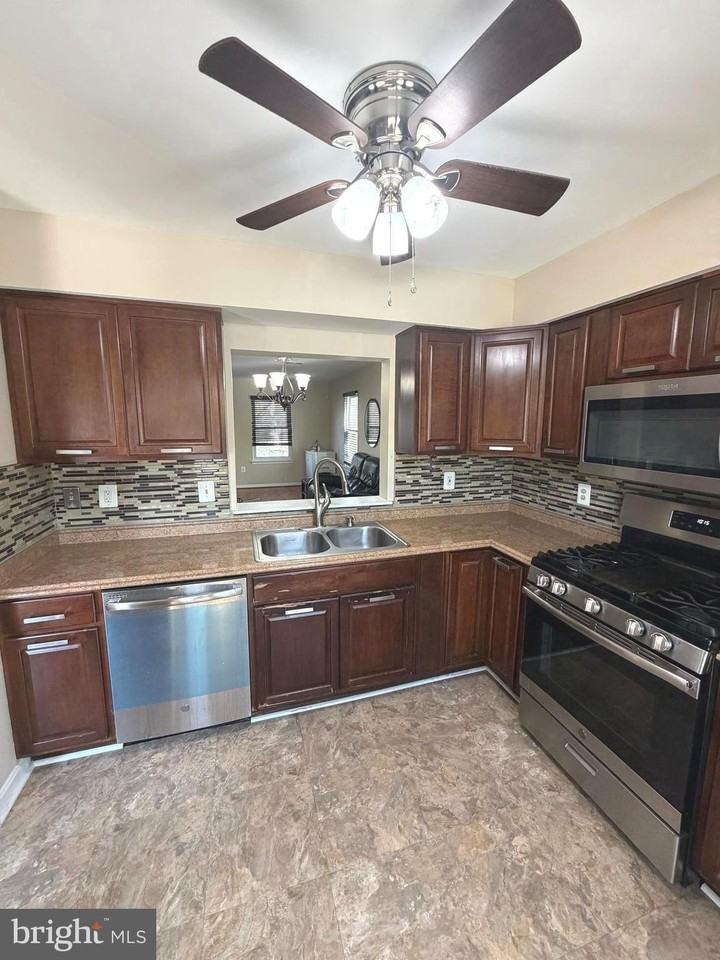 7212 Tamo Ct Unit 7 - Photo 2 of 15