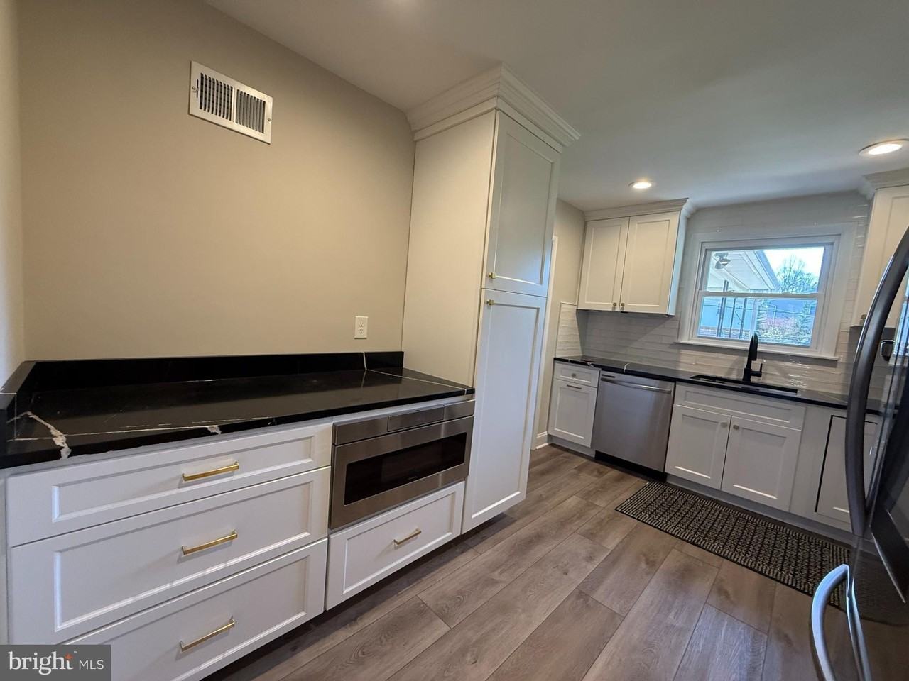 331 Candlewood Rd - Photo 6 of 28