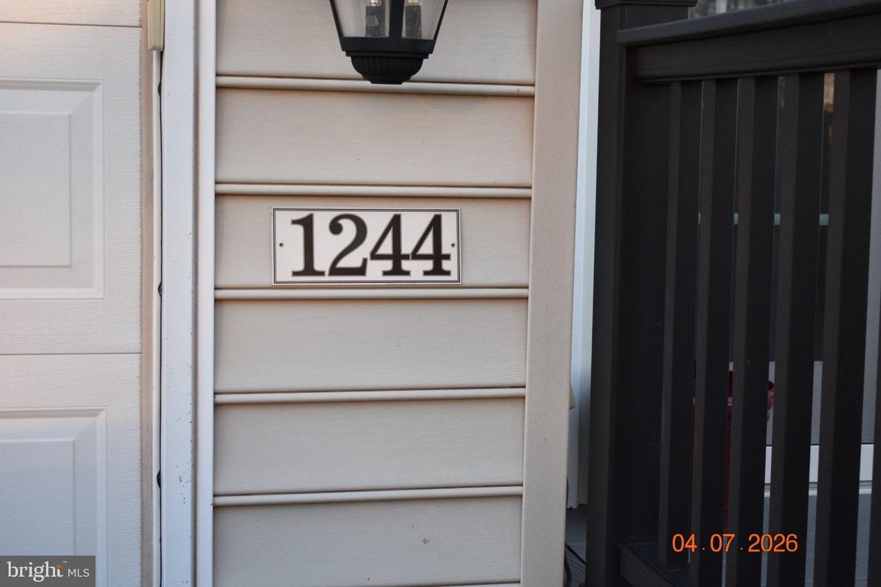 1244 Rosemont Ter - Photo 3 of 22